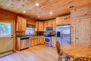 - une cuisine avec des placards en bois et une table en bois avec une table dans l'établissement Falling Waters, à Banner Elk