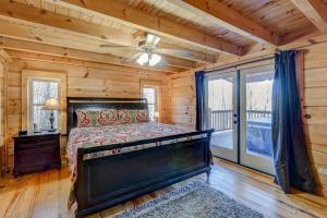 - une chambre avec un lit et un ventilateur de plafond dans l'établissement Falling Waters, à Banner Elk