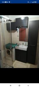 uma pequena casa de banho com lavatório e WC em Vento e Amore em Baronissi