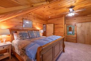 um quarto com uma cama e uma ventoinha de tecto em Hemlock Hideaway em Boone