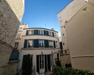 un edificio de apartamentos en medio de dos edificios en Appartement luxueux dans maison bourgeoise parisienne, en Levallois-Perret