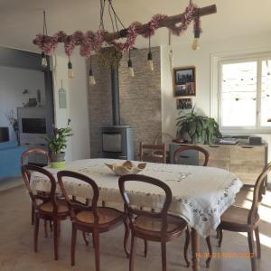 a dining room with a white table and chairs at LOU GRAOU CHEPRE gîte d'étape in Chandon