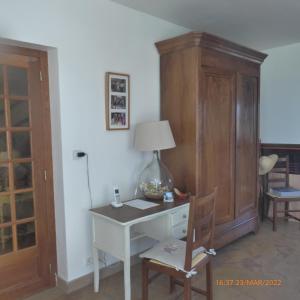 escritorio con lámpara y silla en una habitación en LOU GRAOU CHEPRE gîte d'étape en Chandon