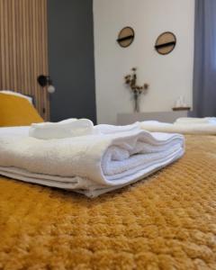 uma pilha de toalhas sentadas em cima de uma cama em Dundas Apartments - Furnished Short Lets em Sunderland
