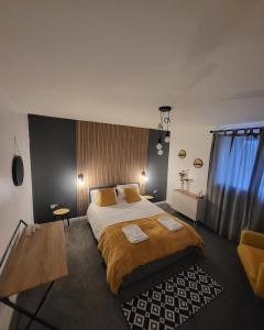 1 dormitorio con 1 cama grande y 1 mesa en Dundas Apartments - Furnished Short Lets, en Sunderland