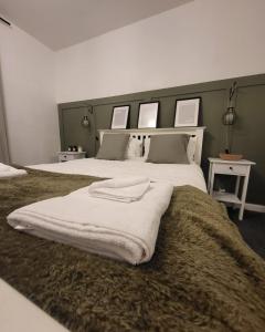 - une chambre avec un grand lit blanc et une couverture dans l'établissement Dundas Apartments - Furnished Short Lets, à Sunderland