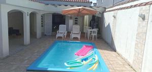 Πισίνα στο ή κοντά στο "Excelente Casa Pé na Areia com Piscina, Ampla Área de Lazer com Espaço Gourmet Externo, Deck Coberto com Churrasqueira e Cooktop, Cozinha Americana, Ampla Sala de Estar com Lindíssima Lareira, Smart TV 50", Wi-Fi e o Principal é muito Pertinho da Praia" +57 φωτογραφίες
