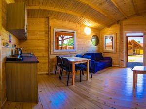 ein Wohnzimmer mit einem Tisch und einem blauen Sofa in der Unterkunft Bogdanka Park in Trzebin