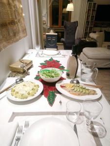 una mesa con platos de comida encima en Nerone's - Sutri Bed & Dinner, en Sutri