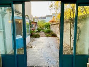 otwarte drzwi budynku z przejściem w obiekcie Le Jardin Des Sacres - HyperCentre Cathédrale w mieście Reims