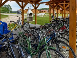 Ein Haufen Fahrräder, die nebeneinander geparkt sind. in der Unterkunft Bogdanka Park in Trzebin