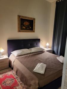 - une chambre avec un lit et 2 serviettes blanches dans l'établissement Carolina's Home, à Naples