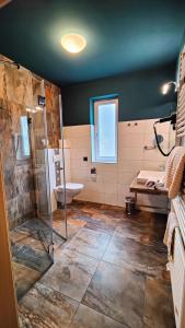 un bagno con doccia, WC e lavandino di Casa Palatina a Grosskarlbach Altre 55 foto