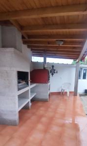 sala de estar con chimenea y techo de madera en Casa do Avô Horácio, en Carreço