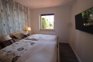 Postel nebo postele na pokoji v ubytování Landhaus am See - mit Terrasse - a73200