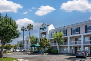 a view of a hotel in a parking lot at Quality Inn Placentia Anaheim Fullerton in Placentia