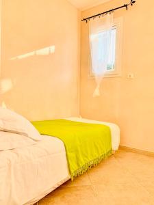 Un dormitorio con una cama con una manta verde. en PETIT COIN DE PARADIS, VILLA AVEC PISCINE., en Monticello