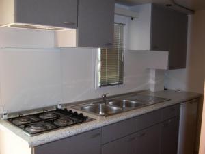 cocina con fregadero y fogones en Le sorgenti - Mobile Home 55, en Palazzuolo sul Senio