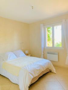 Un dormitorio con una cama grande y una ventana en PETIT COIN DE PARADIS, VILLA AVEC PISCINE., en Monticello