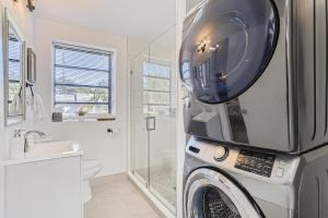 西棕櫚灘的住宿－Ridgeway Villa Vacation Home，浴室内配有洗衣机和烘干机