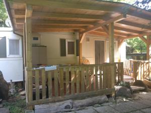 pérgola de madera en el porche de una casa en Le sorgenti - Mobile Home 55, en Palazzuolo sul Senio