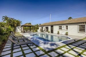 西棕櫚灘的住宿－Ridgeway Villa Vacation Home，一个带躺椅的游泳池以及一座房子
