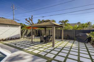 西棕櫚灘的住宿－Ridgeway Villa Vacation Home，庭院配有遮阳伞和桌椅。