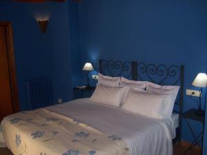 Łóżko lub łóżka w pokoju w obiekcie Les Velles Escoles