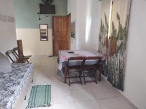 um quarto com uma mesa e uma mesa e uma porta em Trindade Hospeda - Estúdios e Casa Vila Trindade em Trindade