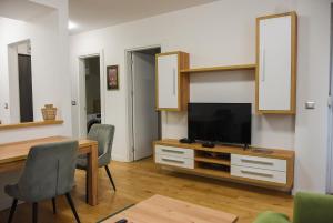 TV a/nebo společenská místnost v ubytování Apartment Barcelona Zemun Belgrade