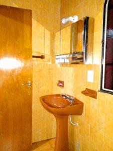 y baño con lavabo de madera y ducha. en Dulcich Alojamiento en Merlo
