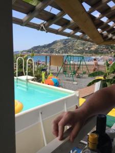 Swimming pool sa o malapit sa Appartamento Margherita Trilocale ad Ospedaletti a pochi passi dal mare
