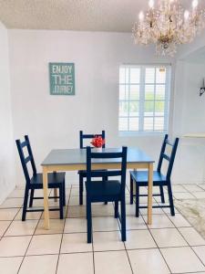 comedor con mesa azul y sillas en Sweet House 18mins To DTLA 2 bedrooms, en Rosemead