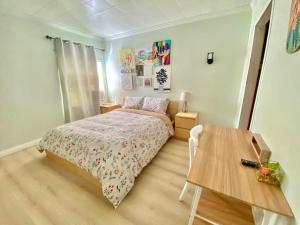 Dormitorio pequeño con cama y mesa en Sweet House 18mins To DTLA 2 bedrooms, en Rosemead