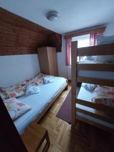 una camera con 2 letti e un letto a castello di Villa Sofija a Kopaonik