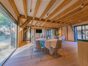 a dining room with a table and chairs at Jager en Hooijmijt xl in Gouwelaar