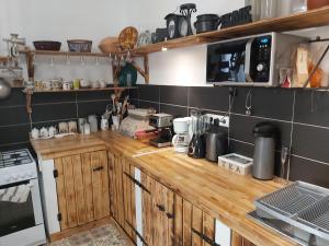 W pokoju znajduje się kuchnia z drewnianym blatem. w obiekcie Józsa Tanya w mieście Cegléd