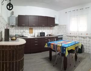 A kitchen or kitchenette at Casa de Pascual