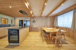 eine Küche mit einem Holztisch und einem Esszimmer in der Unterkunft AlmGlück Chalet auf 1740m in Saalbach-Hinterglemm
