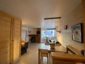 a living room with a couch and a table at Appartement cosy au pied des pistes in La Clusaz