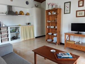 uma sala de estar com um sofá e uma mesa em Apartamento en Calan Blanes, Ciutadella em Cala en Blanes