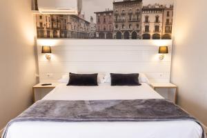 Ένα ή περισσότερα κρεβάτια σε δωμάτιο στο Hotel Can Pamplona