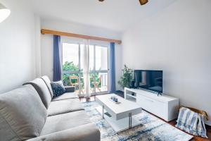 un soggiorno con un divano e una TV di Sol&mar a Ponta do Sol