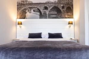 Ένα ή περισσότερα κρεβάτια σε δωμάτιο στο Hotel Can Pamplona