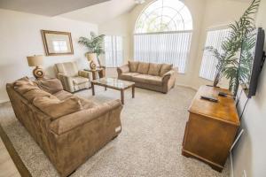 een woonkamer met een bank en een tafel bij Royal Palm Bay 3 Bedroom Condo Resort Pool 10 Min Disney in Kissimmee