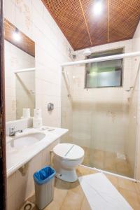 a bathroom with a toilet and a sink at Hotel Mount Everest in Nova Friburgo