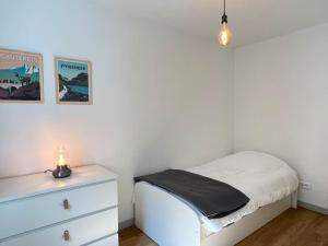 Posteľ alebo postele v izbe v ubytovaní T3 centre ville avec parking, balcon et wifi. 5P.
