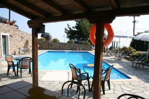 Bazén v ubytovaní Hotel Vrionis alebo v jeho blízkosti