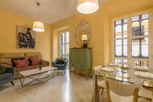 A seating area at Apartamento DUX VERAGUA Centro Sevilla