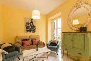 A seating area at Apartamento DUX VERAGUA Centro Sevilla
